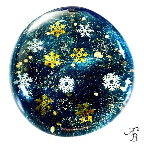 la broche de verre Féeries Lumineuses Ed. 3aux couleurs festives avec détails en filigrane pour les fêtes de fin d’année.