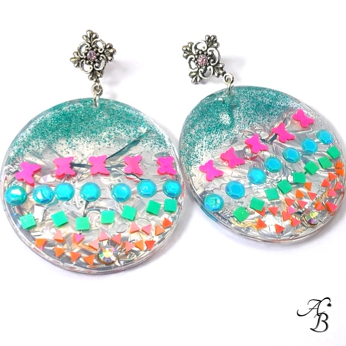 Boucles d’oreilles clous résine Zen avec motifs colorés et reflets lumineux faites main