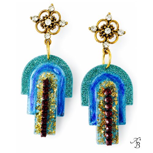 Boucles d’oreilles clous Resin’ Artdeco 2 en résine trois rangs bleu turquoise pailletee, bleu nacre et transparent doré avec chaînette cristal rouge fonce
