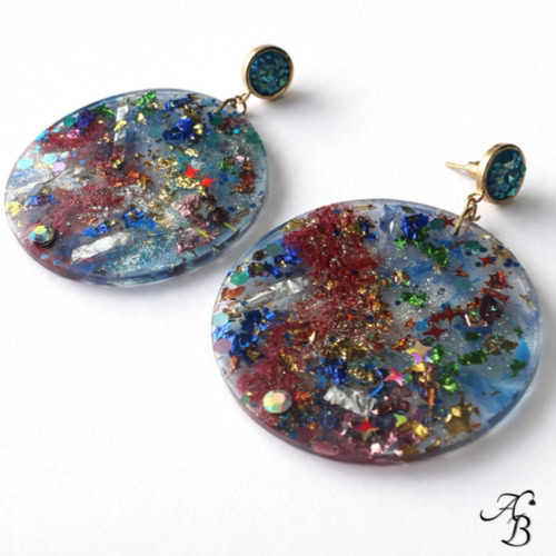 boucles d’oreilles clous Resin Majestic en résine bleue avec paillettes holographiques et feuille cuivre fait