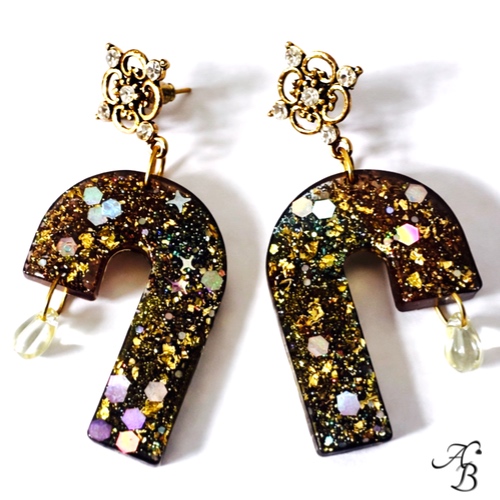 Boucles d’oreilles clous résine Myosotis avec disque transparent et reflets bleus faits main