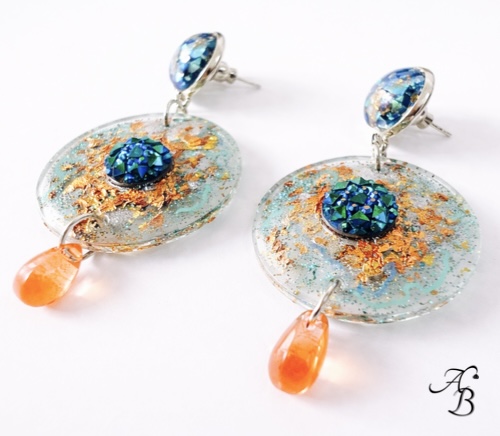 Boucles d’oreilles clous résine Myosotis avec disque transparent et reflets bleus faits main