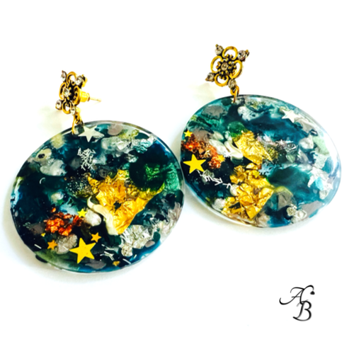 Boucles d’oreilles clous Resin’ Nébuleuse en résine bleu vert canard, feuilles dorées et étoiles holographiques - Aline B Création