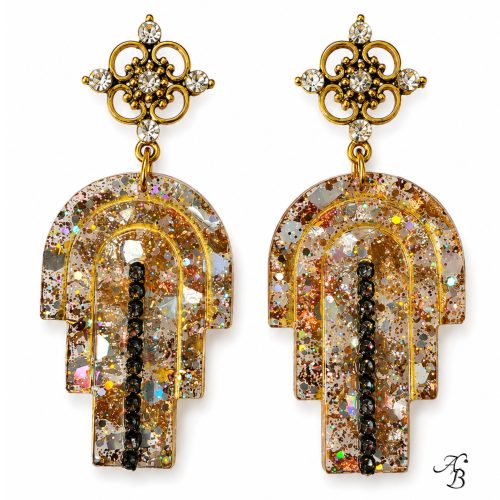 Boucles d’oreilles clous Resin’ Artdeco 4 en résine transparente avec feuilles métalliques dorées, paillettes, étoiles holographiques et chaînette cristal gris effet AB sur base gris anthracite