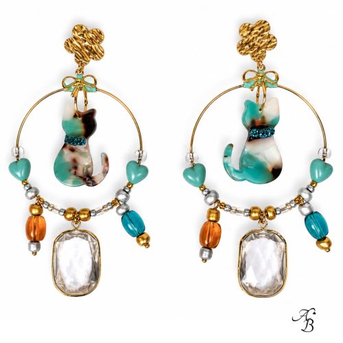 Boucles d’oreilles clous Cha’alors tigré avec petit chat en résine turquoise, blanc et noir, cercle doré et pampille rectangulaire transparente sertie doré - création artisanale Aline B Création.