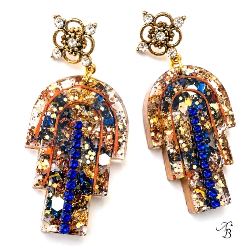 Boucles d’oreilles clous Resin’ Artdeco 1 en résine transparente avec feuilles métalliques doré, bleu nuit, cuivre, argenté et chaînette cristal bleu nuit