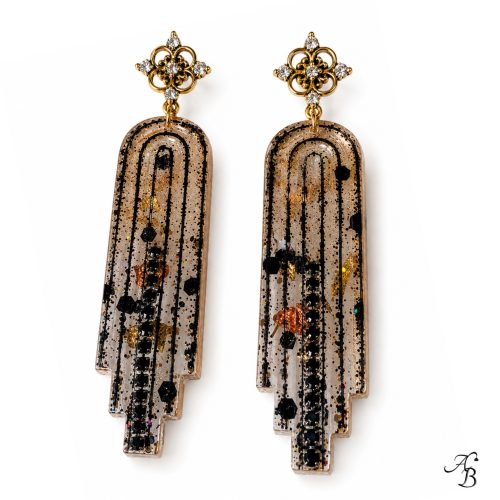 Boucles d’oreilles clous Resin’ Longue dark en résine nervurée avec feuilles métalliques dorées, cuivrées et noires, paillettes dorées et chaînette cristal noir - Aline B Création.