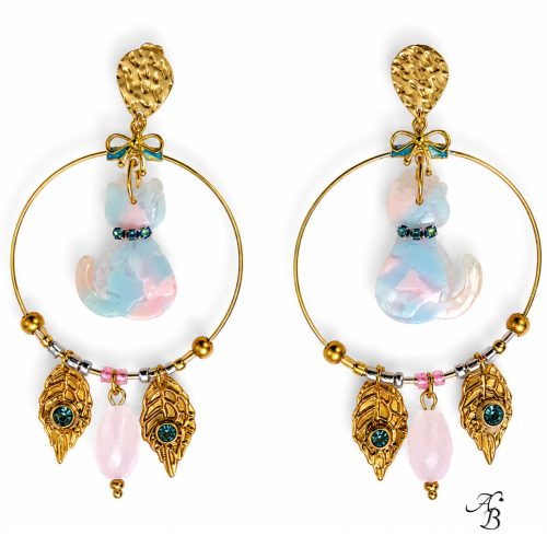 Boucles d’oreilles clous Cha’alors pastel avec petit chat en résine ciel et pastel orné de cristaux bleu profond effet AB, cercle doré à perles de rocaille et pampille en cristal mat rose pastel - création artisanale Aline B Création.