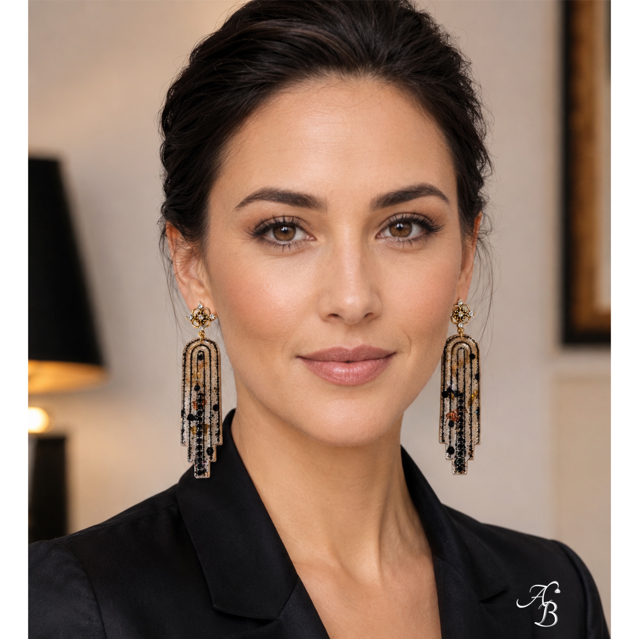 Boucles d’oreilles clous Resin’ Longue dark en résine nervurée avec feuilles métalliques dorées, cuivrées et noires, paillettes dorées et chaînette cristal noir - Aline B Création.