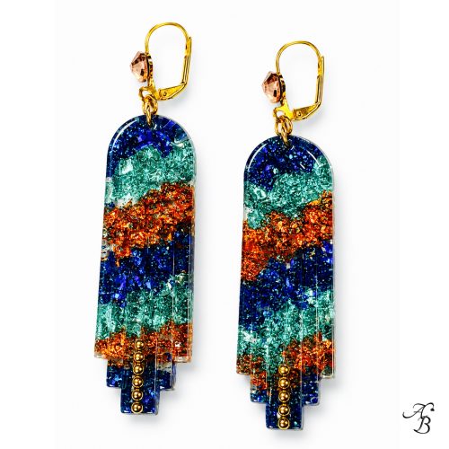 Boucles d’oreilles dormeuses Resin’ Longue blue en résine nervurée bleu nuit avec feuilles métalliques dorées et cuivrées, paillettes dorées et chaînette cristal bleu nuit sur base dorée - Aline B Création.