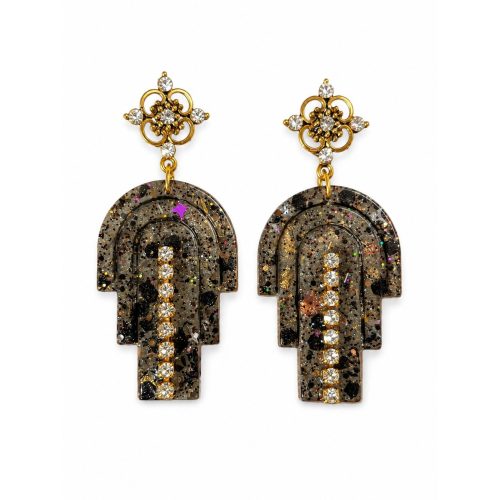 Boucles d’oreilles clous Resin’ Artdeco 3 en résine transparente avec feuilles dorées, paillettes gris anthracite, étoiles holographiques et chaînette cristal blanc sur base dorée