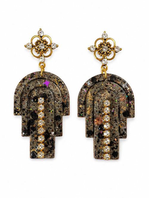 Boucles d’oreilles clous Resin’ Artdeco 3 en résine transparente avec feuilles dorées, paillettes gris anthracite, étoiles holographiques et chaînette cristal blanc sur base dorée
