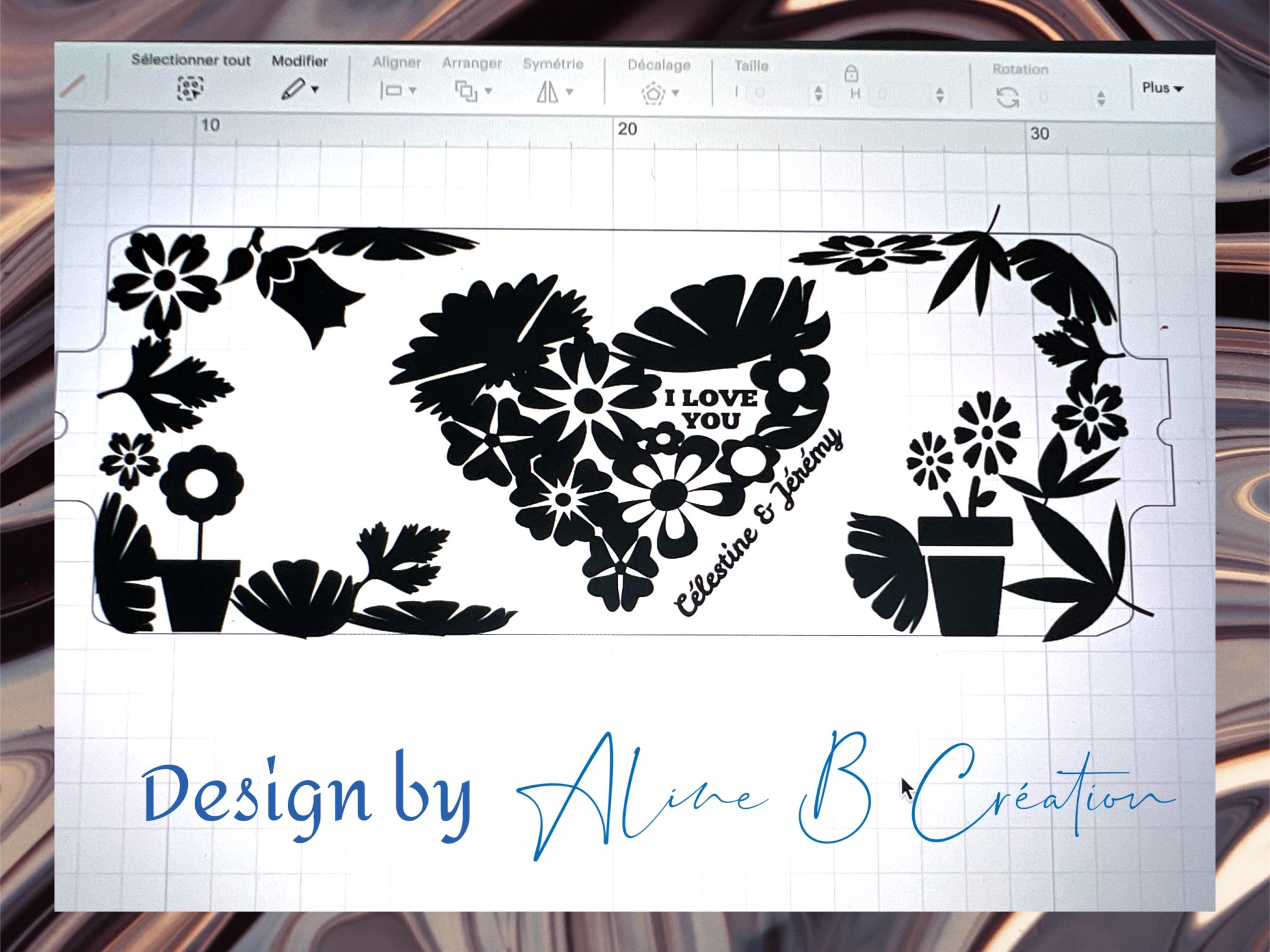 Design à plat d'un mug personnalisé, motif floral noir et blanc avec un cœur de fleurs et les prénoms Célestine et Jérémy