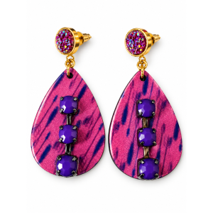 Boucles d’oreilles sublim’ Fuchsia sauvage de face : goutte rose fuchsia, strass violet mat et clou doré – Aline B Création