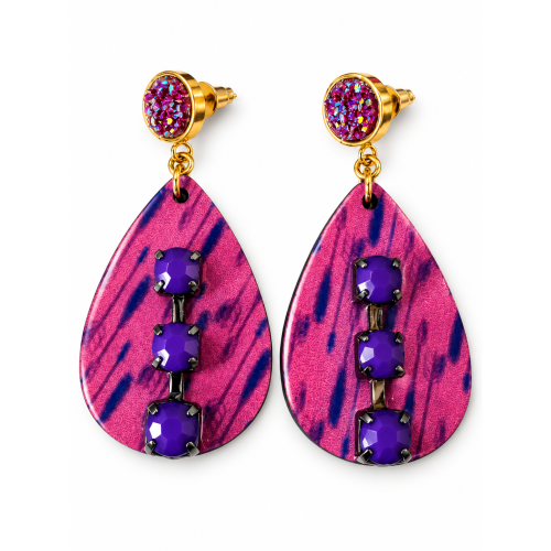 Boucles d’oreilles sublim’ Fuchsia sauvage de face : goutte rose fuchsia, strass violet mat et clou doré – Aline B Création