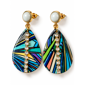 Boucles d’oreilles sublim’ Vitrail azur de face : goutte façon vitrail et cabochon en céramique blanc – Aline B Création