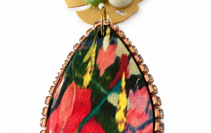 Boucle d'oreille recto verso créateur : puce feuille dorée à perles, goutte au motif floral rouge et vert cerclée de strass – Aline B Création