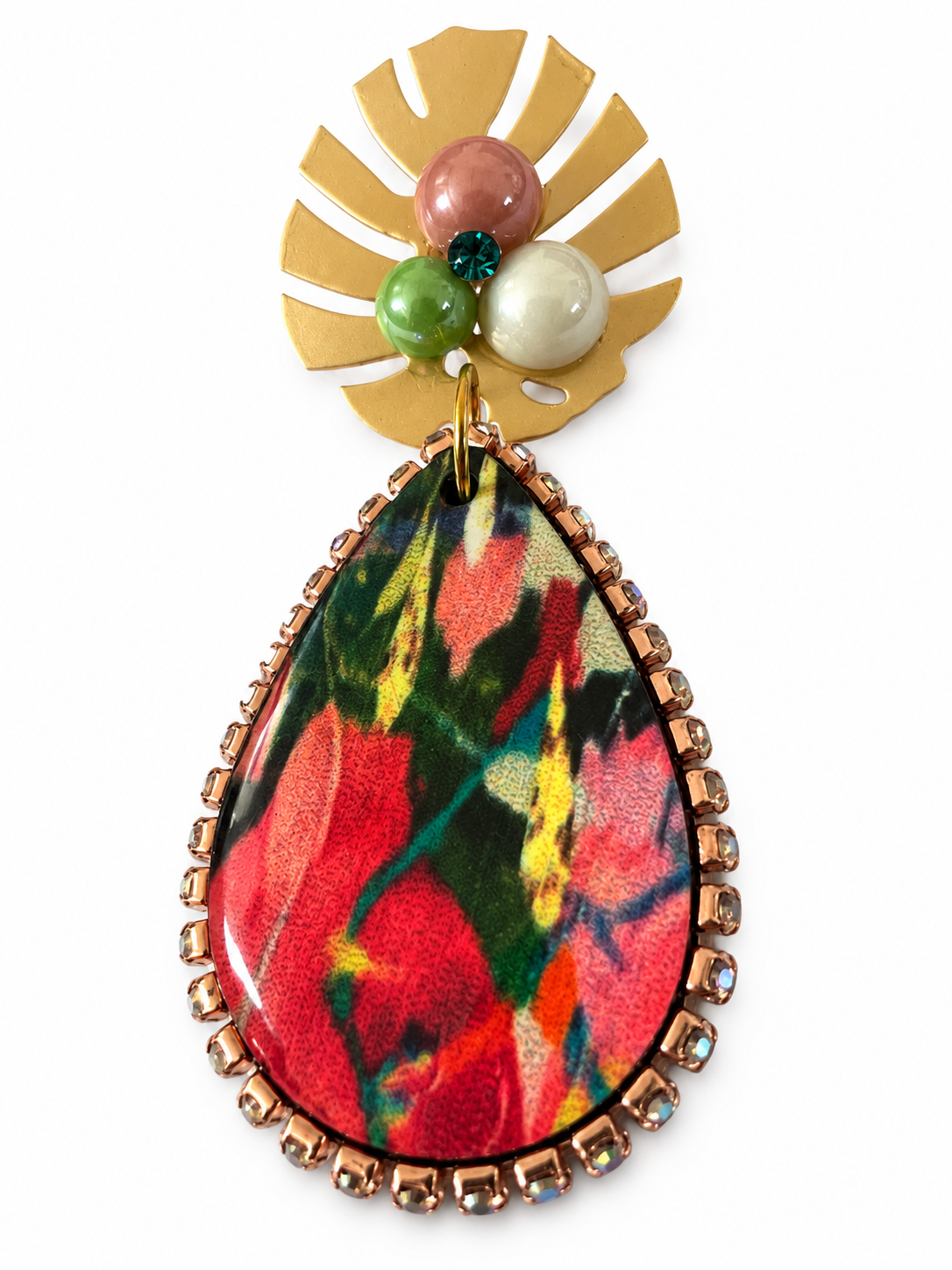 Boucle d'oreille recto verso créateur : puce feuille dorée à perles, goutte au motif floral rouge et vert cerclée de strass – Aline B Création