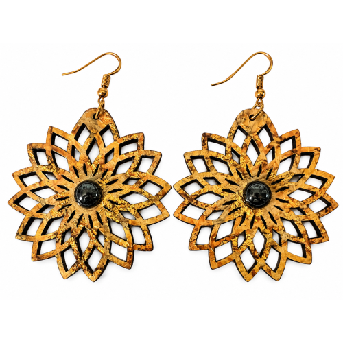 Boucles d’oreilles bois Dahlia d’or de face : rosace dorée et cabochon hématite au centre – Aline B Création