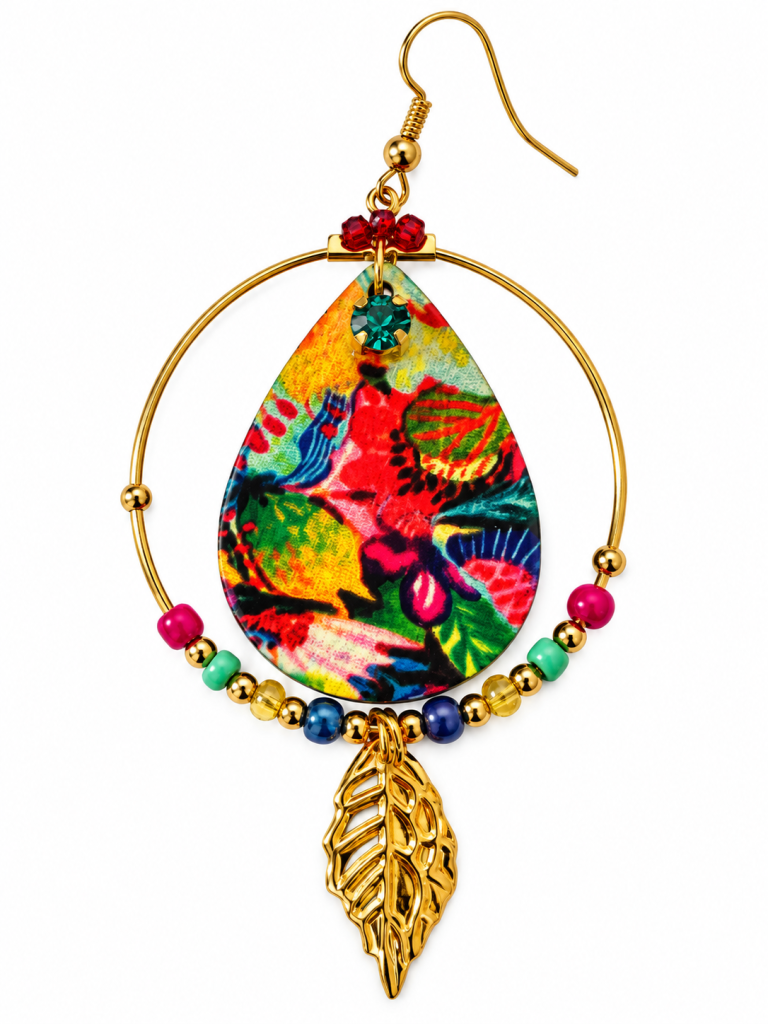 Boucle d'oreille créole dorée avec goutte aux motifs tropicaux, perles colorées et feuille dorée – Aline B Création