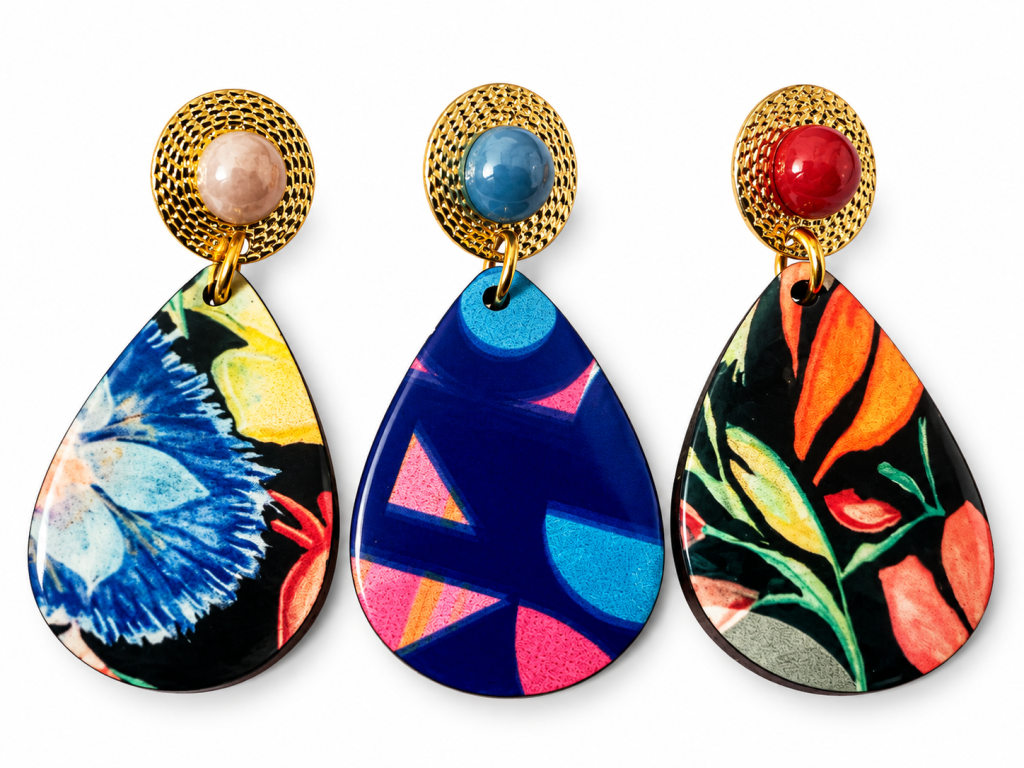 Trois boucles d'oreilles colorées en forme de goutte, motifs floraux et géométriques, puces dorées – Aline B Création