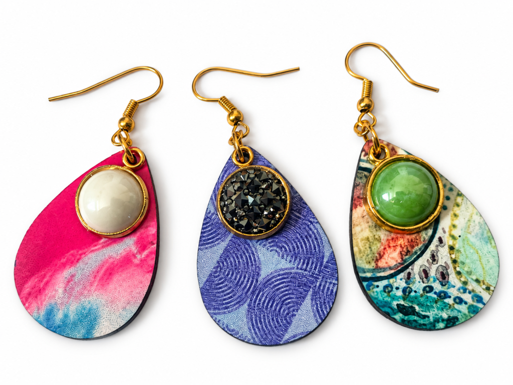 Trois boucles d'oreilles pendantes en goutte avec cabochons, dont une au motif de l'aquarelle Ballet d'azur et d'émeraudes – Aline B Création