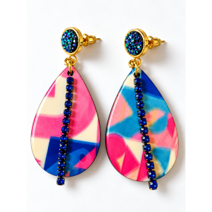 Boucles d’oreilles sublim’ Pop électrique de face : goutte rose et bleue et cabochon bleu aux reflets AB – Aline B Création