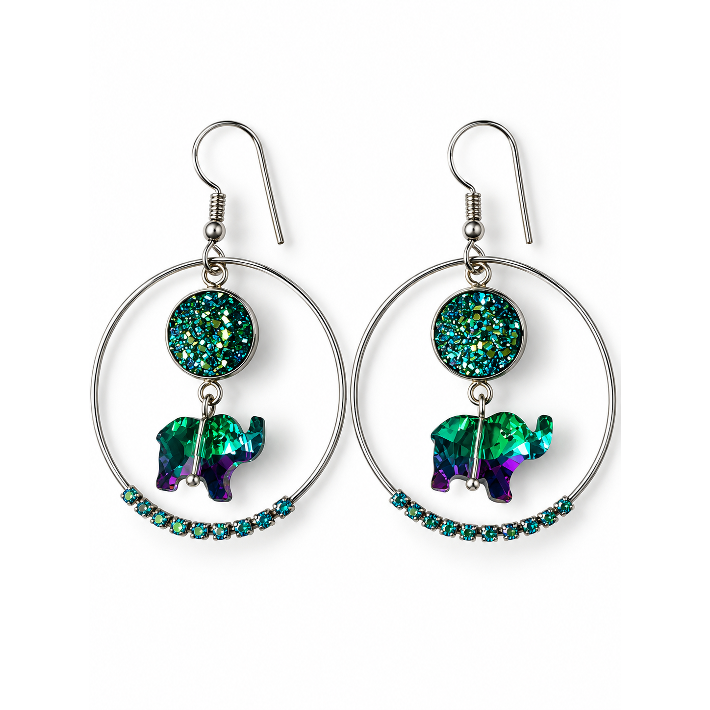 Boucles d’oreilles Talisman de Jaipur de face : grands anneaux argentés et petits éléphants en cristal vert et violet – Aline B Création