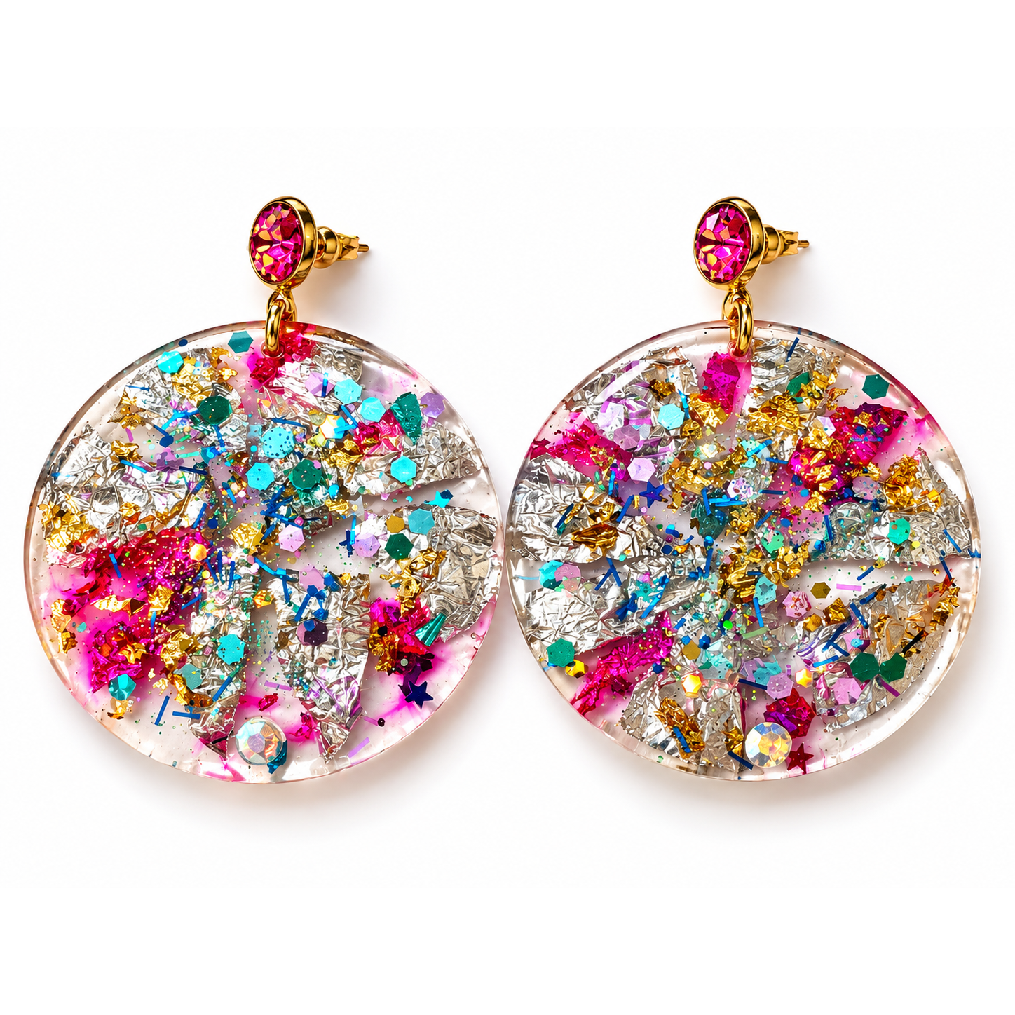 Boucles d’oreilles clous Resin’ Kaléidoscope de face : disques en résine aux feuilles d’argent et d’or, cabochon fuchsia – Aline B Création