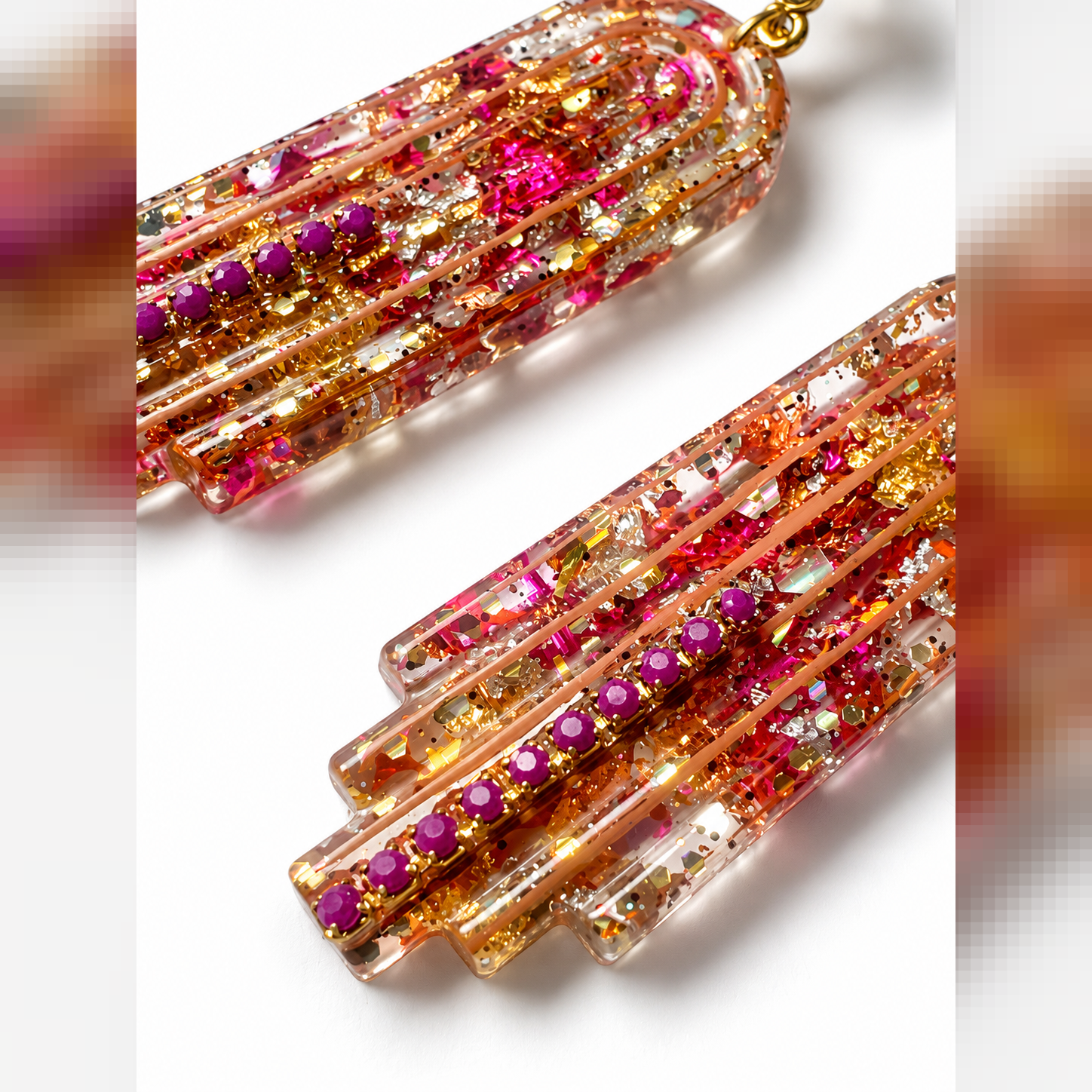 Boucles d’oreilles clous Resin’ Longue fuchsia en gros plan : la chaînette de strass lilas en relief – Aline B Création