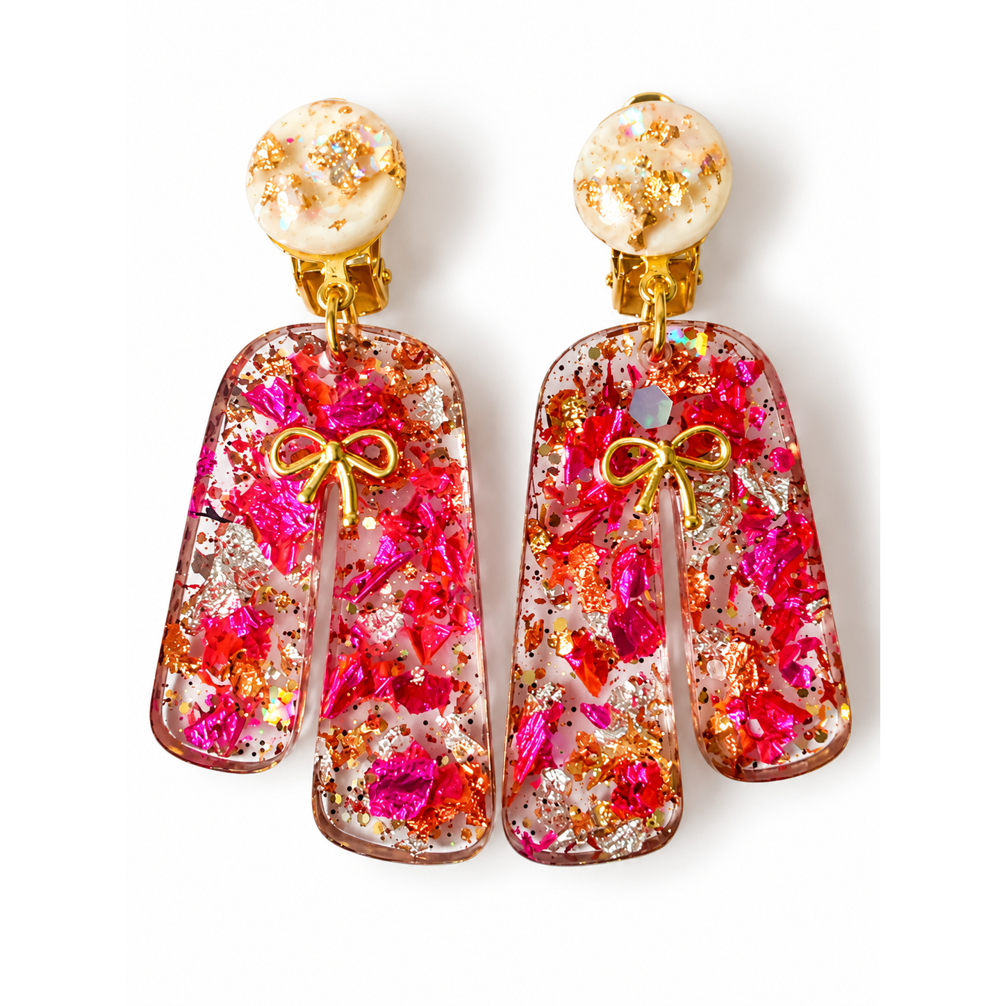 Boucles d’oreilles clips Resin’ Pompadour de face : pampilles en résine rose et or sur clips – Aline B Création