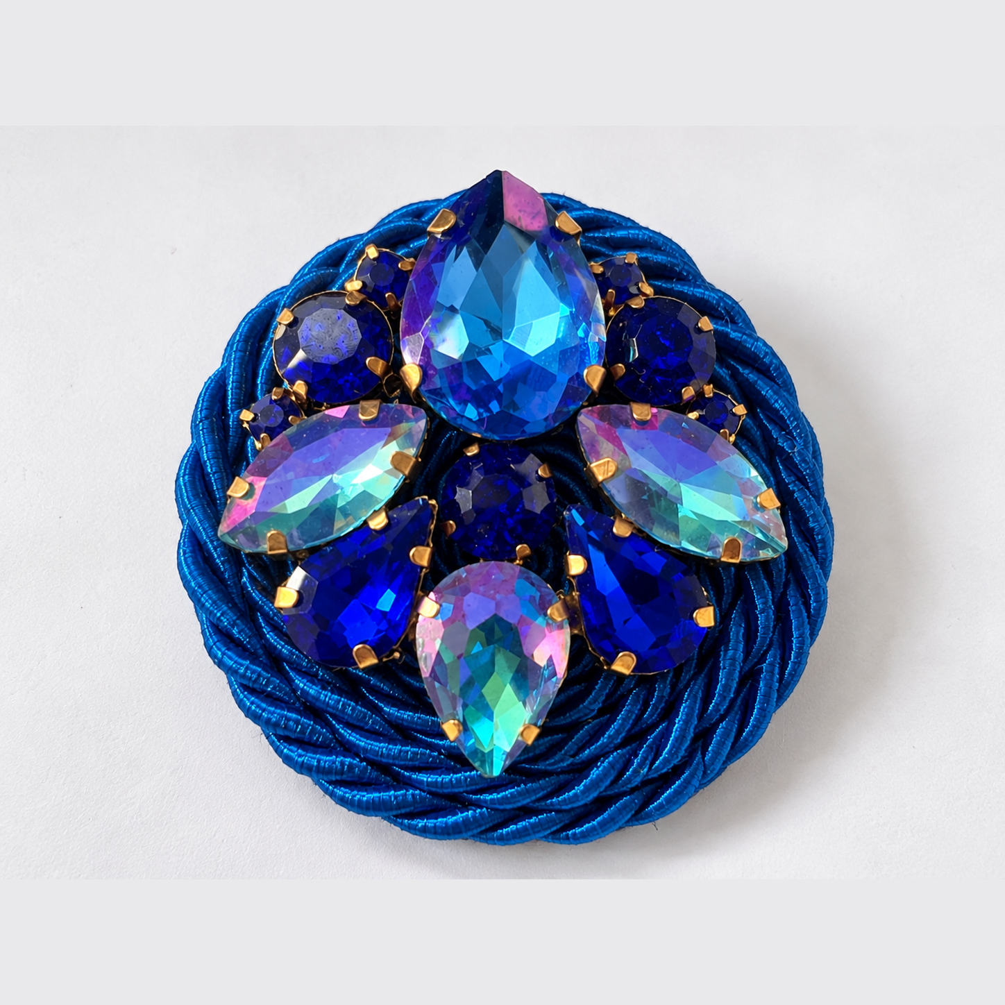 Broche soutache Lagon secret de face : soutache bleu électrique torsadée et strass en verre bleus – Aline B Création