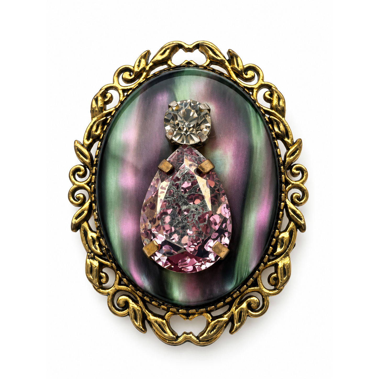 Broche Oracle d’agate de face : agate aux reflets nacrés vert et rose dans une monture dorée – Aline B Création