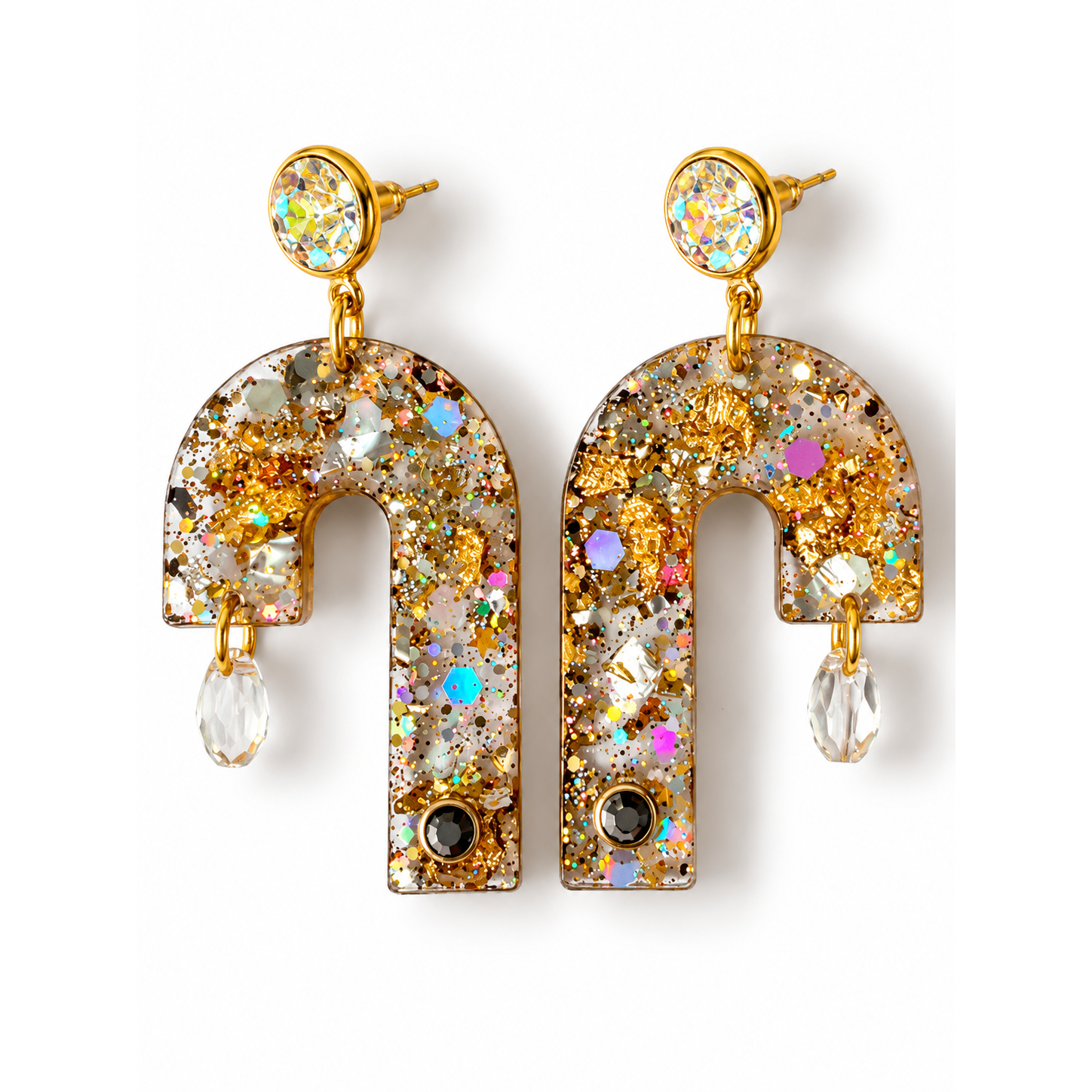 Boucles d’oreilles clous Resin’ Croisette de face : cannes en résine dorée et holographique, gouttes en verre transparent – Aline B Création