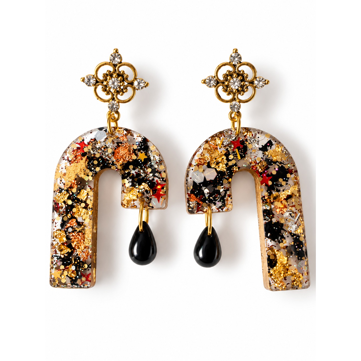 Boucles d’oreilles clous Resin’ Monte-Carlo de face : cannes en résine noir et or et gouttes en verre noir – Aline B Création