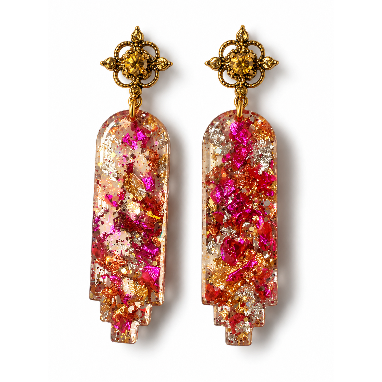 Boucles d’oreilles clous Resin’ Longue fuchsia de face : feuilles fuchsia, cuivrées et dorées, chaînette lilas – Aline B Création