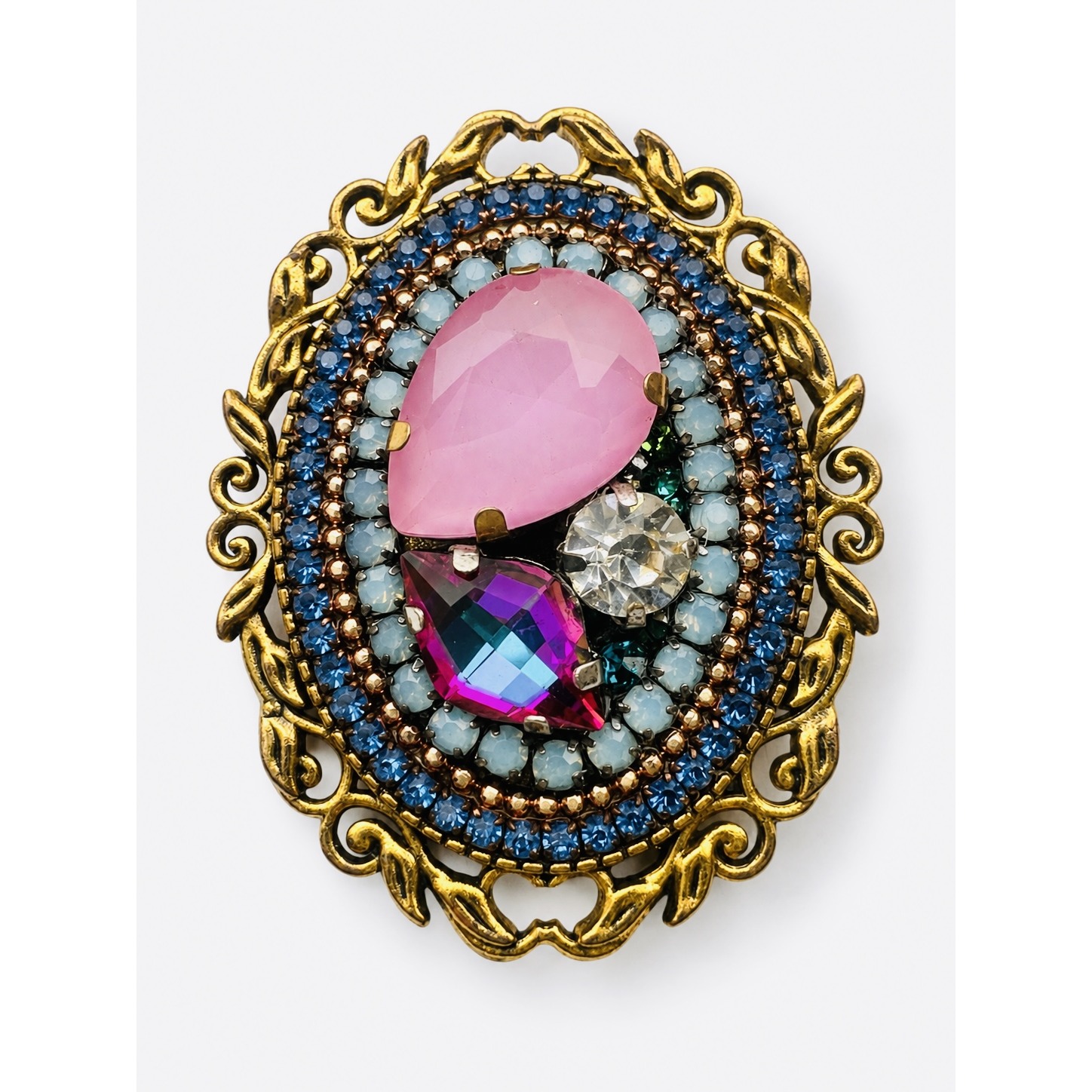 Broche Écrin Renaissance de face : couronnes de strass et cristaux vieux rose et fuchsia, monture laiton – Aline B Création