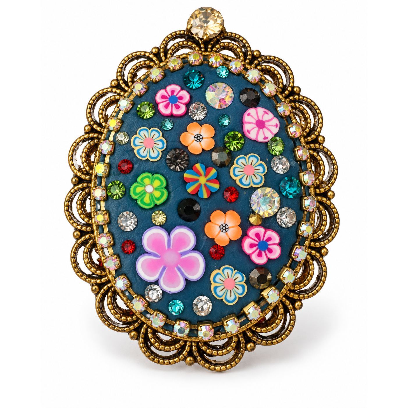 Broche pince Millefleurs de face : fleurs multicolores et strass sur résine bleu nuit, monture laiton – Aline B Création