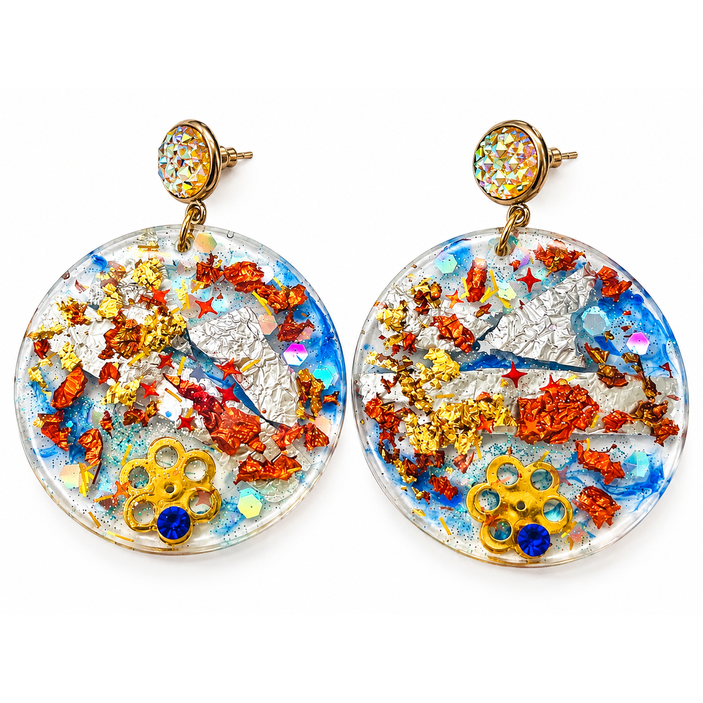 Boucles d’oreilles clous Resin’ Lune d’argent de face : grands disques en résine aux feuilles d’argent, de cuivre et d’or – Aline B Création